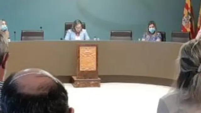 Pleno extraordinario del Ayuntamiento de Fraga celebrado el martes con todas las medidas de seguridad ante la crisis sanitaria.