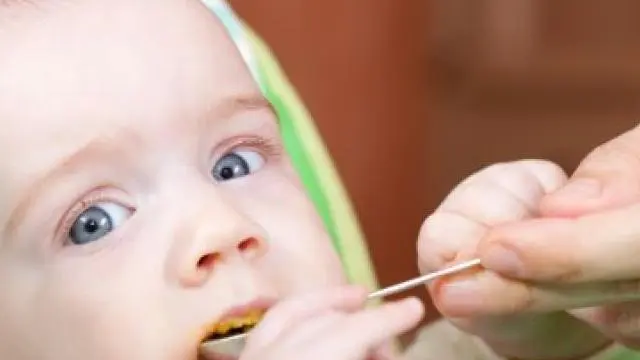 con el BLW es el niño el que coge con sus manos los alimentos para llevárselos a la boca y puede crecer el riesgo de atragantamiento.
