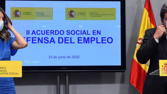 La ministra de Trabajo, Yolanda Díaz (i), y el ministro de Inclusión, Seguridad Social y Migraciones, José Luis Escrivá