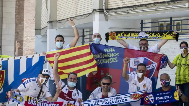 Varios aficionados del Real Zaragoza y la SD Huesca se citaron el domingo en La Romareda.