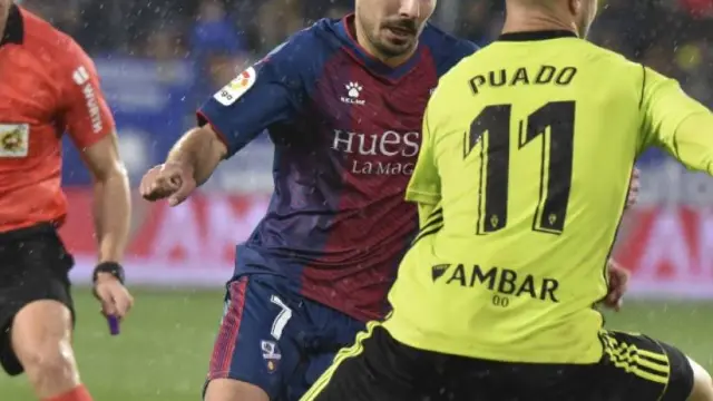 Isidro Díaz de Mera observa una jugada entre el oscense Ferreiro y el zaragocista Puado en el partido de la primera vuelta jugado en El Alcoraz que, curiosamente, también dirigió él.