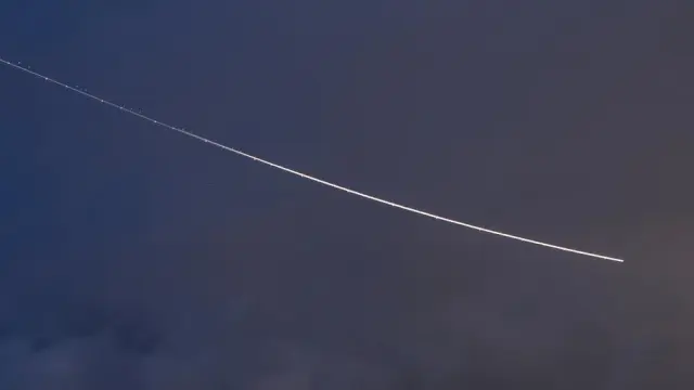 Imagen de un asteroide entrando en la atmósfera terrestre.