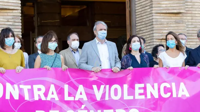 Concentración de rechazo en el Ayuntamiento de Zaragoza a la agresión sexual a una joven en la ciudad..