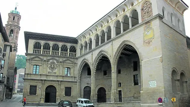 El Ayuntamiento y la Lonja de Alcañiz, tras su restauración.