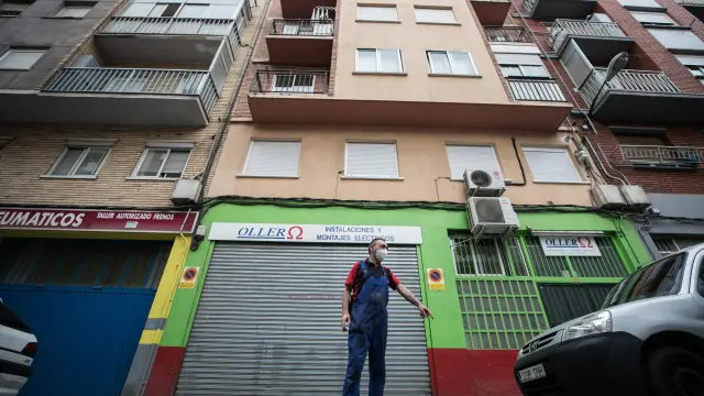 José Antonio Otín, vecino de la calle Rodríguez Ventura, señala el sitio donde cayó el joven.