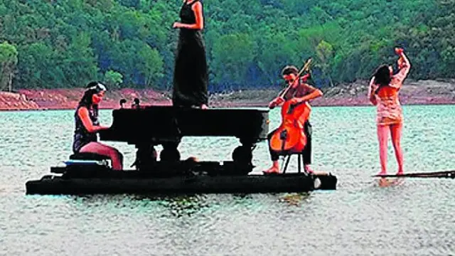 Una de las actuaciones de El Piano del Lago, que ofrece este verano conciertos en Huesca y Teruel.