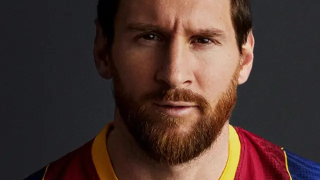 Leo Messi con la nueva camiseta del FC Barcelona.
