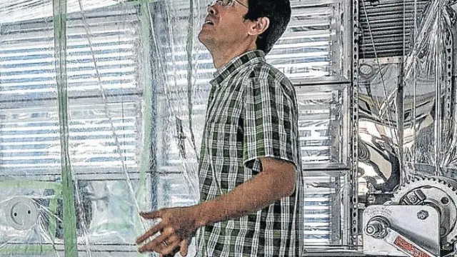 José Luis Jiménez, en una cámara de 'smog' atmosférico.