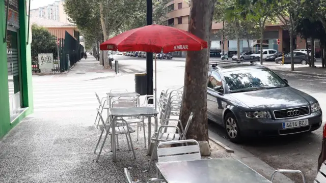 Terraza del bar-pastelería Girasol, en el barrio de la Jota.