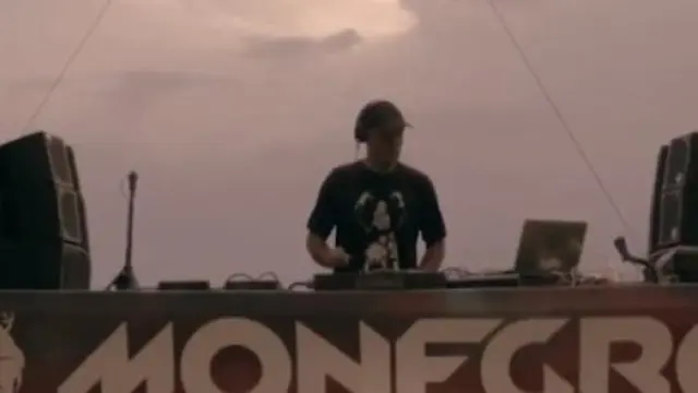 El DJ Ilario Alicante en plena actuación ayer en el desierto fragatino.