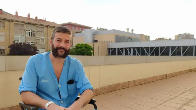 Óscar Hornero, en la terraza de Traumatología del Hospital Miguel Servet de Zaragoza.