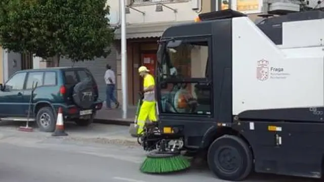 Una máquina realizando limpieza viaria en Fraga.