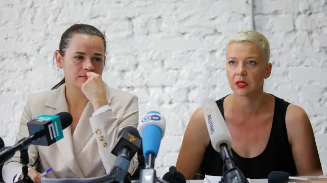 Svetlana Tikhanouskaya, a la izquierda, durante la rueda de prensa de este lunes.