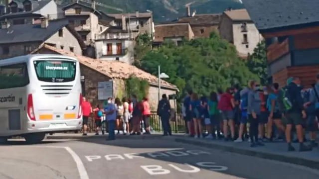 Imagen de la fila de visitantes del martes esperando a subirse al autobús que les llevaba a la pradera de Ordesa.