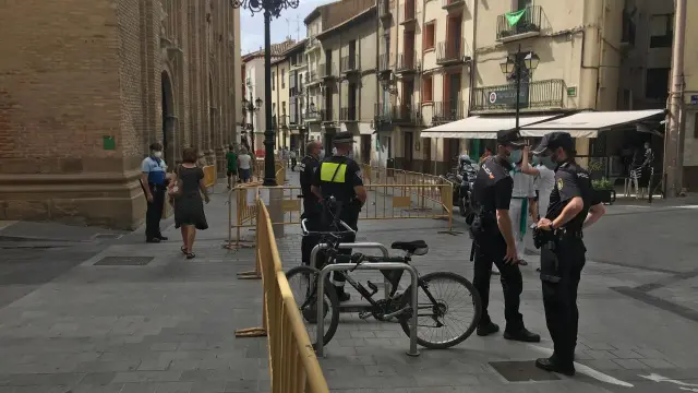 Policía Local y Policía Nacional controlando los accesos a la basílica de San Lorenzo de Huesca.