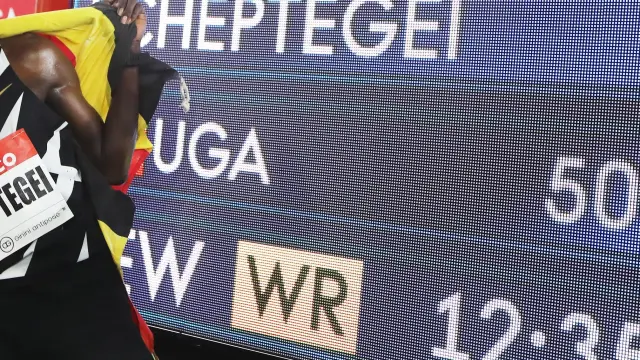 Joshua Cheptegei celebra el triunfo y el récord mundial de los 5.000 metros en la prueba de la Diamond League de Mónaco