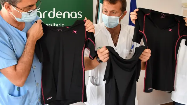 Los doctores Antonio Huente, José Antonio Morales y José Guirau, con las camisetas.