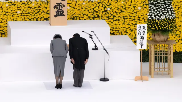 Los emperadores de Japón, Haruhito y Masako, durante el acto de conmemoración de la rendición nipona en la II Guerra Mundial.