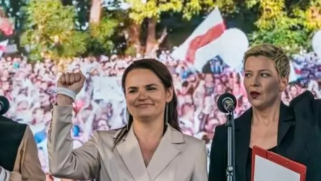 Las opositoras Svetlana Tijanovskaya, en el centro.
