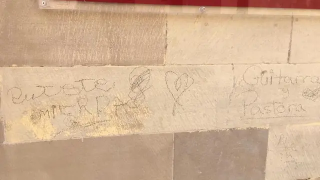 Los grafitis en la pared del Museo Diocesano de Huesca aparecieron a mediados de julio