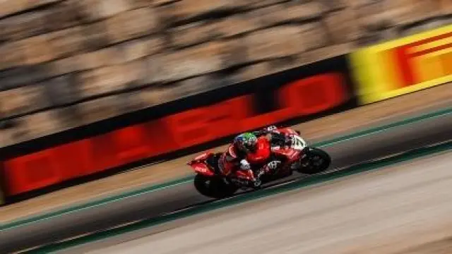Chaz Davies (ARUBA.IT Racing-Ducati), en acción en la primera sesión de las Superbikes en Motorland