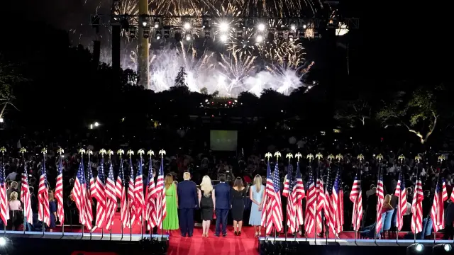 La familia Trump contempla los fuegos artificiales al final de la Convención Nacional Republicana.
