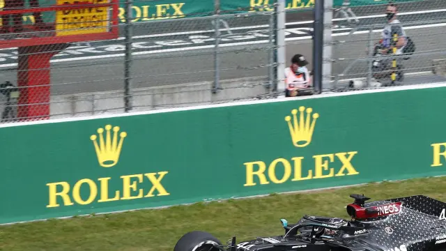 El Mercedes de Hamilton entra triunfador en la meta del Spa