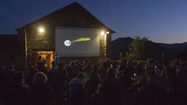 Poder hacer las proyecciones de cine al aire libre ha permitido llevar a cabo el festival de cine de Ascaso.