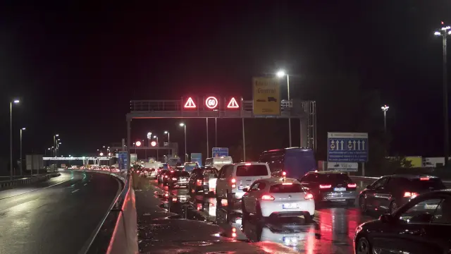 Retenciones de vehículos en la frontera entre Austria y Hungría, al entrar en vigor el cierre de fronteras de este último país..