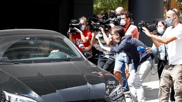 Jorge Messi, representate y padre del delantero del Barcelona, sale con su coche de la Fundación Messi este jueves.