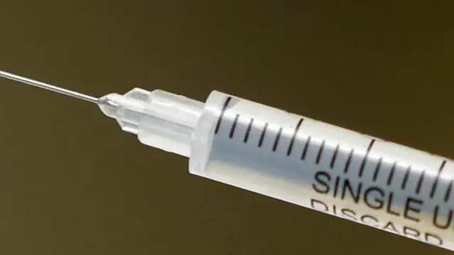 Una jeringuilla con una vacuna experimental que se está desarrollando en Sudáfrica.
