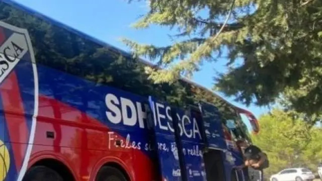 El autobús de la SD Huesca, listo para partir hacia Villarreal.