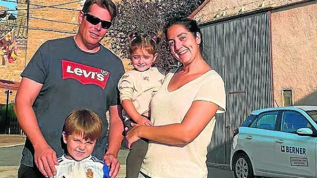 Víctor Asensio y su familia en Ferreruela (Teruel).