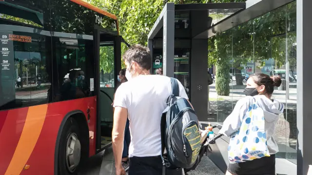 Usuarios del bus metropolitano en el intercambiador de la plaza de Carlos V, el pasado viernes.