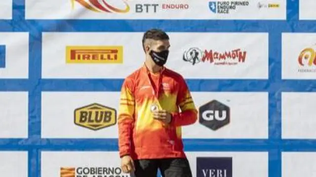 Gabriel Torralba, campeón de España de enduro, en el podio.