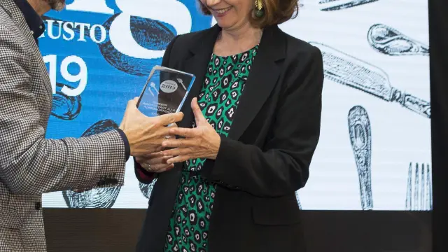 Lourdes Plana recibe de Enrique Torquet un premio de 'Con mucho gusto' en 2019