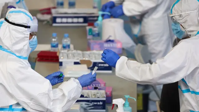 Personal sanitario realizan pruebas PCR en Gerona