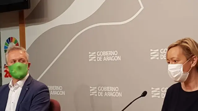 Firma del convenio entre la consejera Marta Gastón y el alcalde de Jaca, Juan Manuel Ramón