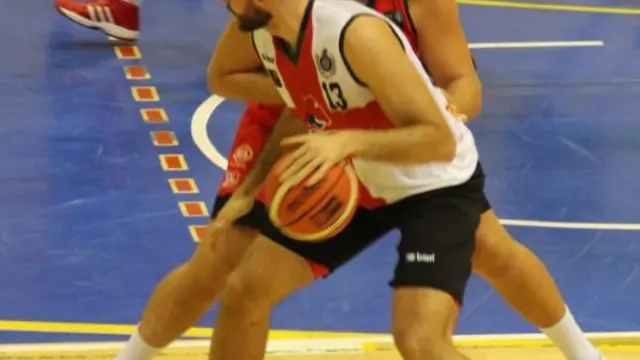 Ramón Vilà postea ante un defensor del Basket Navarra