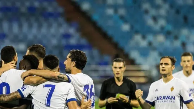Los futbolistas del Real Zaragoza celebran con efusividad el 1-0 ante el Girona, gol anotado por el esloveno Haris Vuckic en el minuto 62.