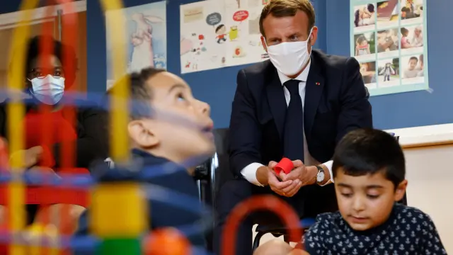 Emmanuel Macron, durante su visita a un centro de protección de menores en los suburbios de París.