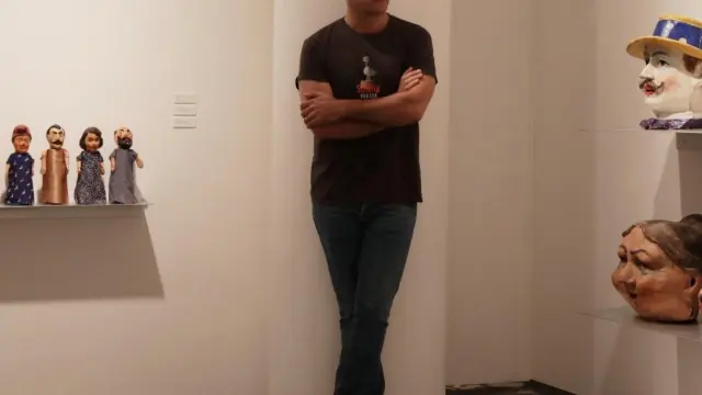 Javier Santos, en la exposición de su colección.