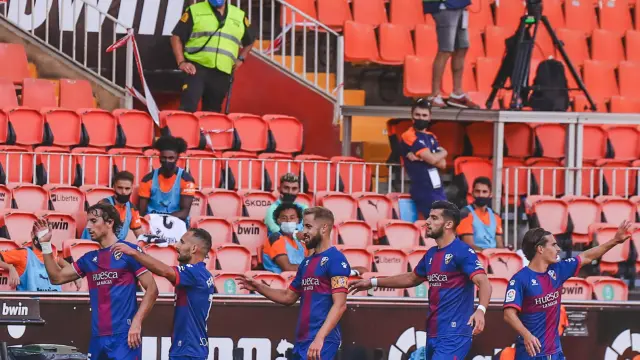 Los jugadores de la SD Huesca celebran el gol de Siovas ante el Valencia.