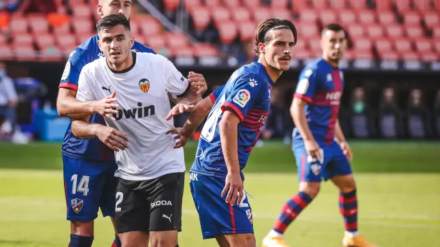 Jaime Seoane y Jorge Pulido marcan al delantero del Valencia Maxi Gómez.