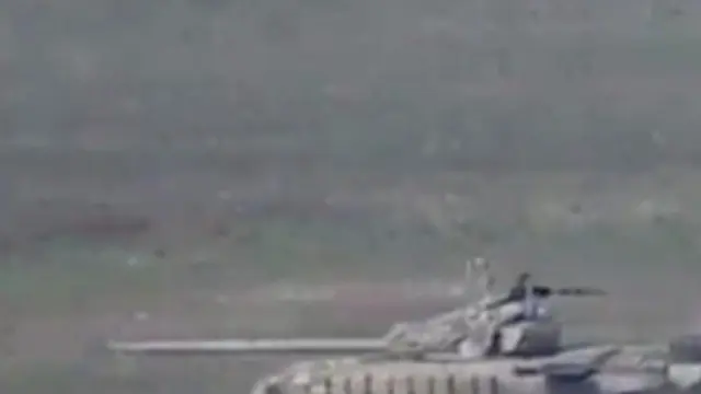 Una imagen proporcionada por el ministerio de Defensa armenio de lo que parecen ser tanques azerbayanos.