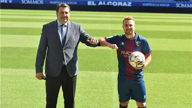 El consejero delegado de la SD Huesca, Manolo Torres, y el extremo Javi Ontiveros.