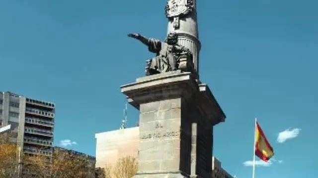 Piedra de Codos, de color gris-verde, en el monumento al Justiciazgo en Zaragoza.
