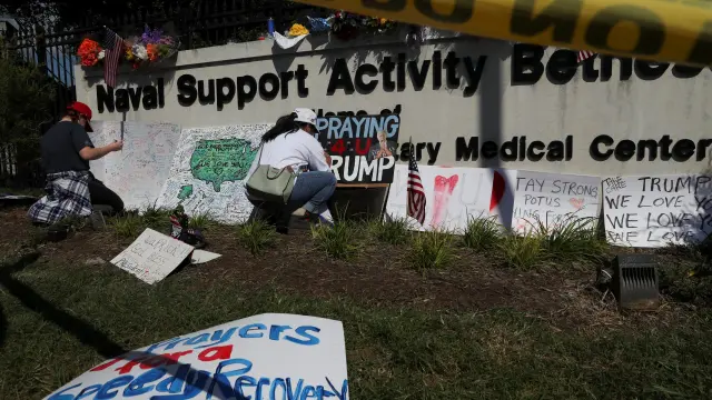 Carteles y pancartas de apoyo a Trump cerca del hospital donde está ingresado.
