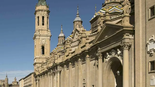 Fila para entrar en la Basílica del Pilar de Zaragoza este 10 de octubre de 2020