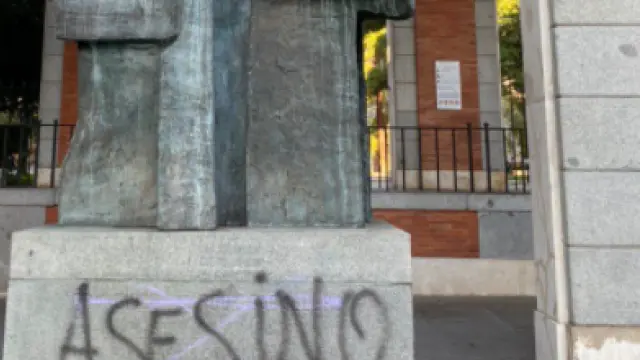 La escultura de Francisco Largo Caballero con las pintadas en las que se puede leer "Asesino" y "Rojos no".